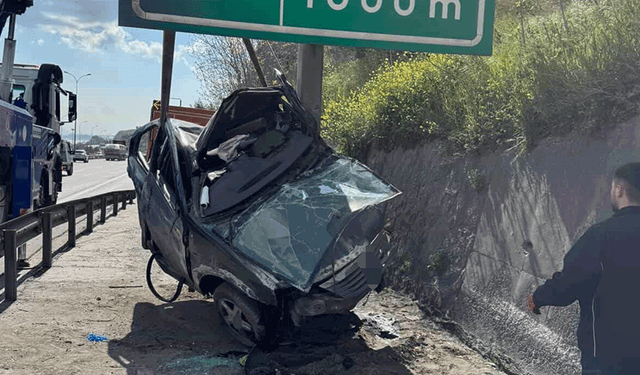 Kocaeli'de TEM’de korkutan kaza: Otomobil levhaya saplandı