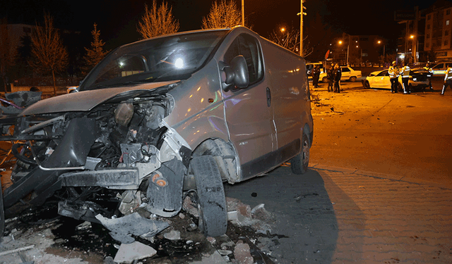Nevşehir'de minibüs ile otomobil çarpıştı: 1'i ağır 3 yaralı