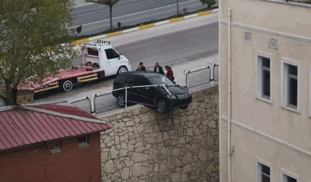 Malatya'da kontrolden çıkan araç istinat duvarında asılı kaldı