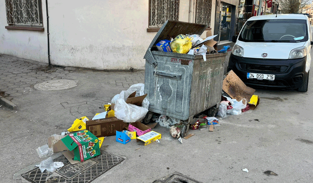 Tepebaşı’nda taşan çöp konteyneri tepki çekti