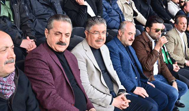 Vali Yılmaz Ankara Demirspor - Bursaspor karşılaşmasını tribünden takip etti