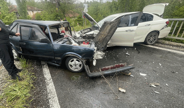 Afyon'da iki otomobil çarpıştı, ortalık savaş alanına döndü