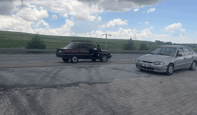 Afyon'da istasyona girmek isteyen otomobile arkadan çarptılar: 1 yaralı