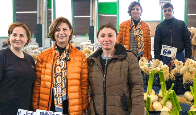 Başkan Ünlüce pazarda esnaf ve vatandaşın nabzını tuttu