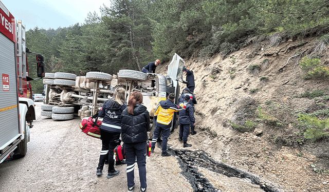 Bolu'da virajı alamayan hafriyat kamyonu devrildi: 1 ölü