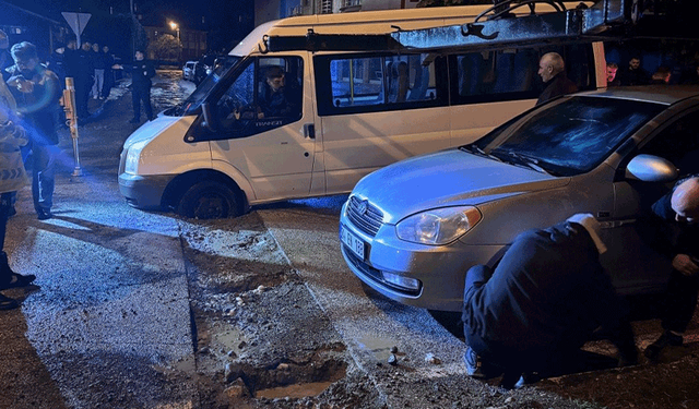 Erzincan'da yağmurda çöken yolda araçlar çukura girdi