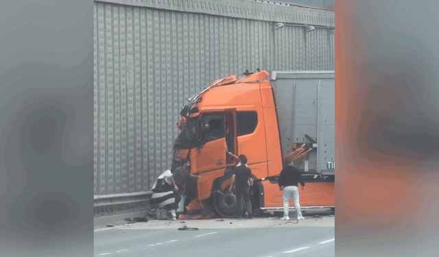 Eskişehir çevre yolunda tır ile otomobil çarpıştı: Trafik durdu