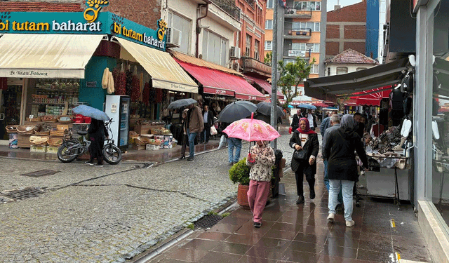 Eskişehir’de beklenen yağış geldi: Sıcaklık bir anda düştü