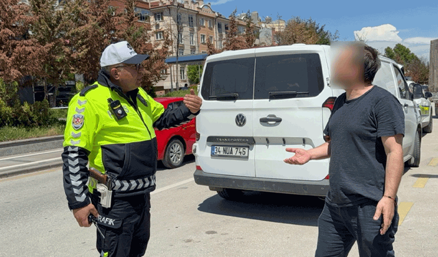 Eskişehir’de ters yönde yakalandı, polise tepki gösterdi
