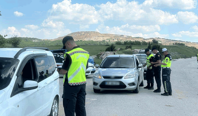 Jandarmadan bayram mesaisi: 144 araç kontrol edildi
