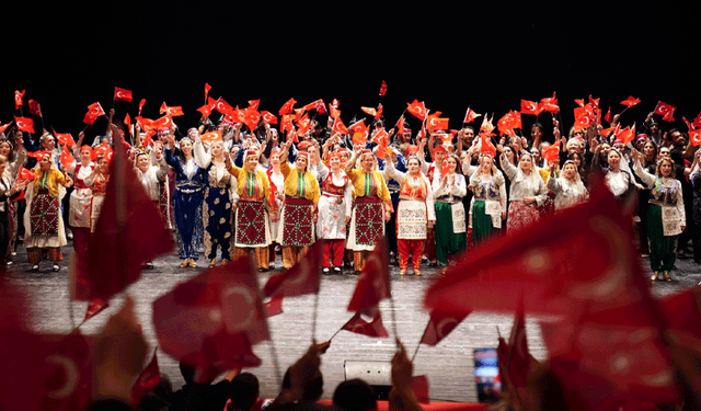 Tepebaşı Halk Dansları Topluluğu’ndan muhteşem gösteri