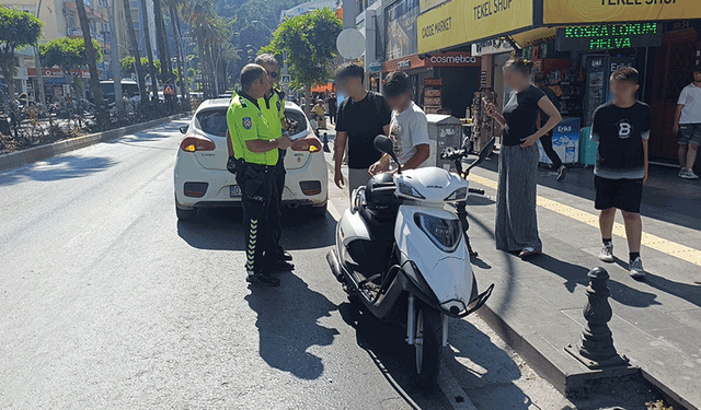 Antalya'da motosiklet otomobile çarptı: 2 yaralı