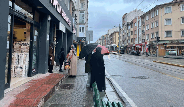 Eskişehir güne yağışla başladı