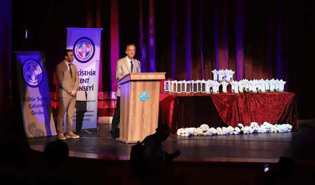 Eskişehir’de Haldun Dormen anısına unutulmaz etkinlik: Öğrenciler tiyatro sahnesine çıktı