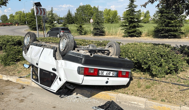 Eskişehir’de takla atan araç refüje devrildi: 2 yaralı