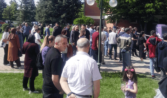 Eskişehir'de YKS heyecanı okul önlerine taştı