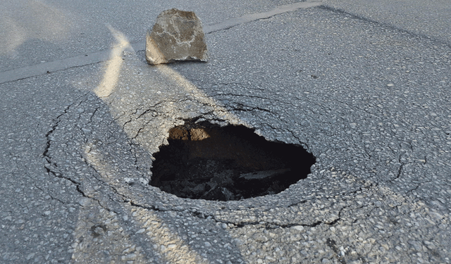 Eskişehir’de yol çöktü, sürücüler zor anlar yaşadı
