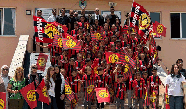 Eskişehirspor taraftarlarından köy okuluna anlamlı destek