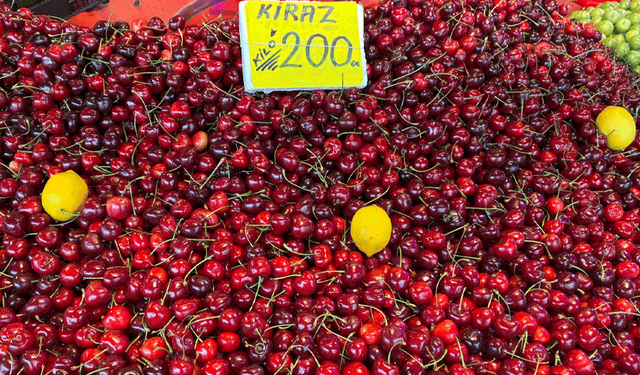 Geçen yılın en pahalı meyvesi kirazın fiyatı düştü