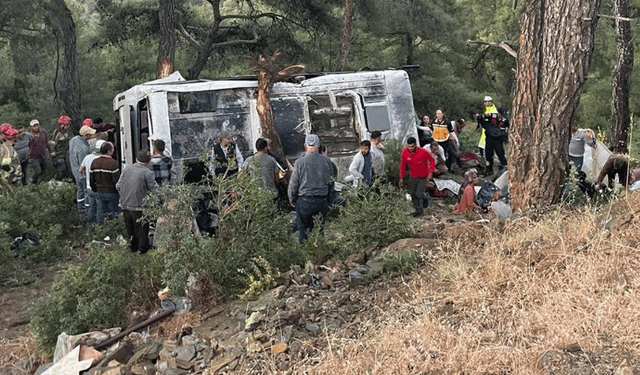 İzmir'de işçi servisi şarampole devrildi: 22 yaralı