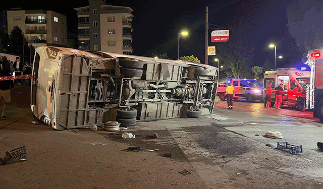 İzmir'de servis otobüsü ile otomobil çarpıştı: 4 yaralı