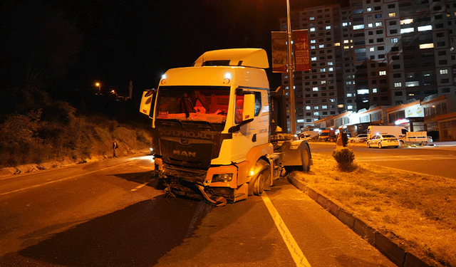 Kastamonu'da lastiği patlayan tır, önce su kanalına sonra refüje çarptı: 1 yaralı