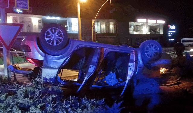Kocaeli'de motosiklet ile çarpışan otomobil takla atarak ters döndü: 1'i ağır 4 yaralı