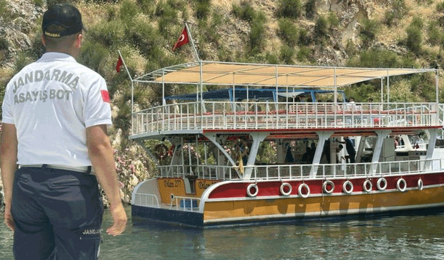 Şanlıurfa'da  sürüklenen teknedeki turistleri jandarma tahliye etti