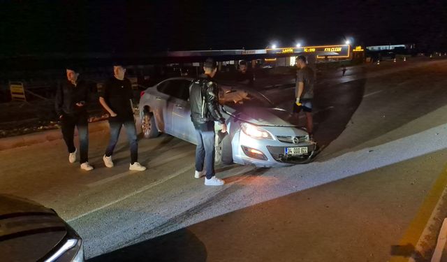 Eskişehir'de alkollü sürücünün kullandığı otomobil orta refüjdeki tabelayı devirdi
