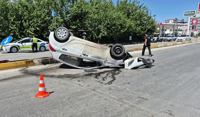 Adıyaman'da bariyerlere çarpan otomobil takla attı: 1 yaralı