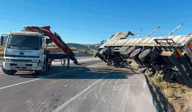 Afyon'da plastik ham maddesi yüklü tır devrildi: Sürücüsü yaralandı