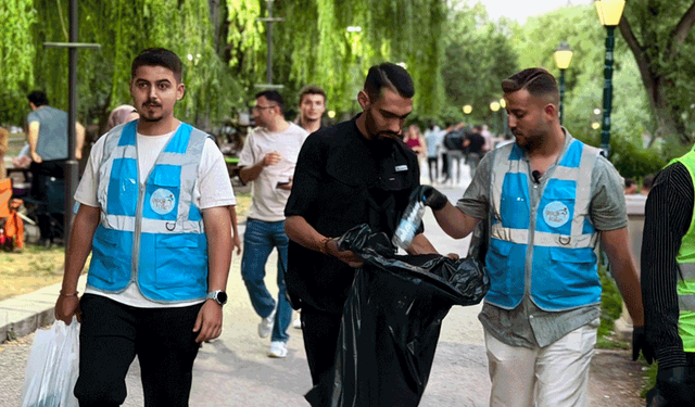 AK Partili gençlerden Kanlıkavak’ta temizlik mesaisi