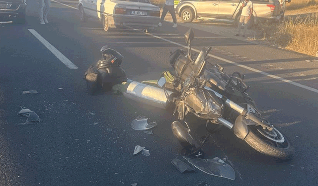 Ankara-Eskişehir yolunda iki motosiklet aynı istikametteki otomobile çarptı: 2 yaralı