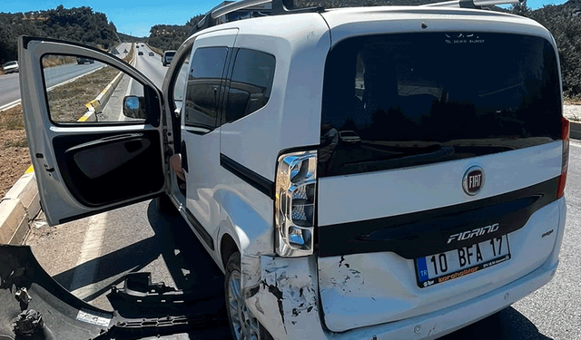 Balıkesir'de iki otomobil çarpıştı
