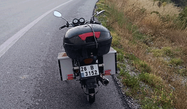 Bilecik'te direksiyon hâkimiyetini kaybeden motosiklet sürücüsü yoldan çıktı