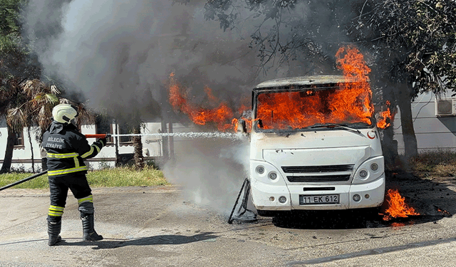 Bilecik'te park halindeki minibüs alevler içinde kaldı