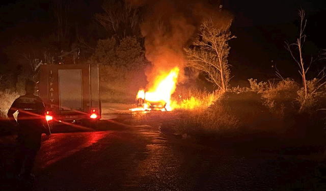 Bilecik'te seyir halindeki otomobil alev alev yandı