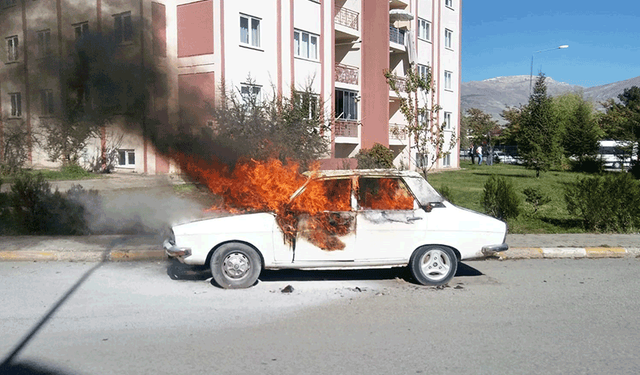 Erzincan'da araç içinde unutulan malzeme yangına neden oldu