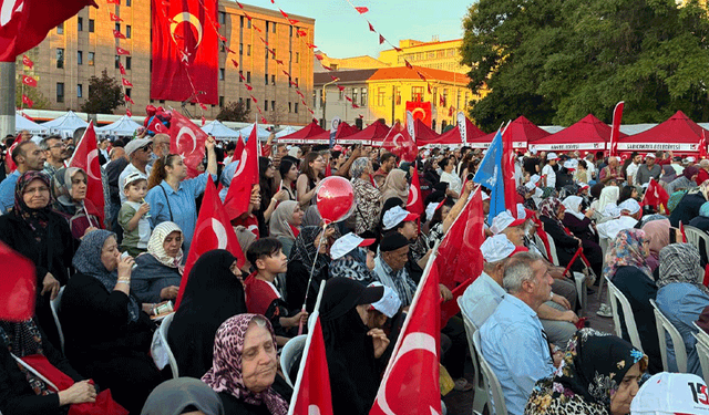 Eskişehir, 15 Temmuz şehitleri için meydanda