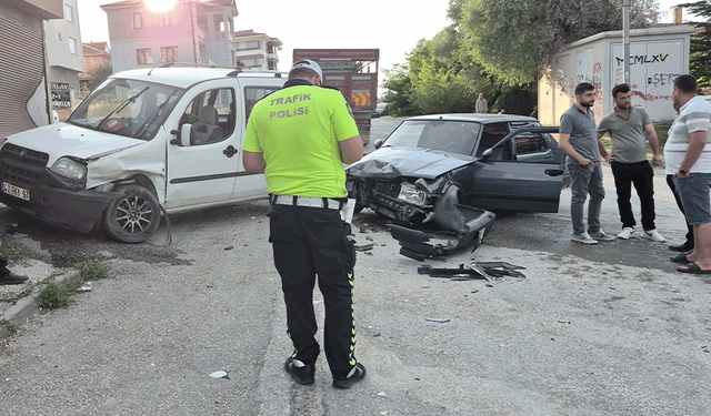 Eskişehir'de 2 araç kafa kafaya çarpıştı