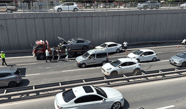 Eskişehir'de 3 araç birbirine girdi: 2 yaralı