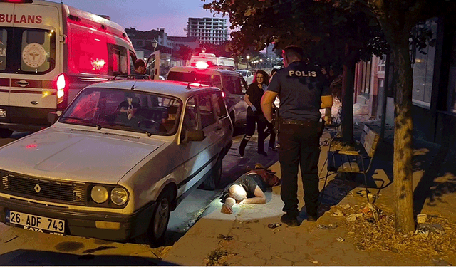 Eskişehir'de alkol alıp bayılan şahıstan yardım etmeye çalışan ekiplere tepki: "Sen beni tanıyor musun?"
