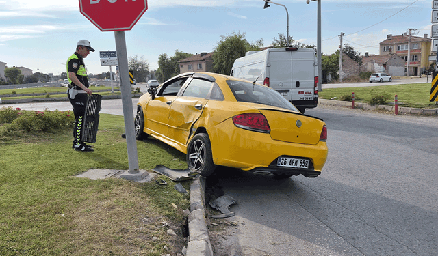 Eskişehir'de araç ile çarpışan otomobil kavşaktaki refüje çıktı