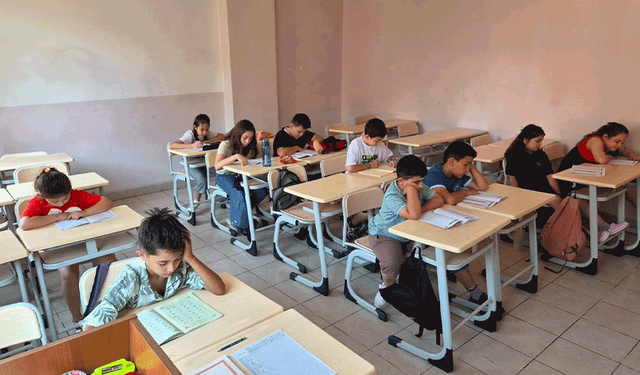 Eskişehir'de gençler yaz okulunda hem eğleniyor hem öğreniyor