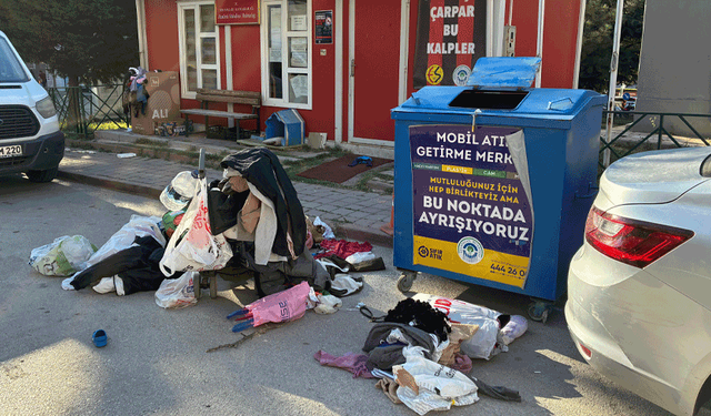 Eskişehir’de ihtiyaç sahipleri için bırakılan kıyafetleri talan edip sokağa saçtılar
