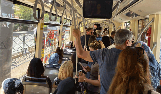 Eskişehir’de kliması çalışmayan  tramvayda zorlu yolculuk