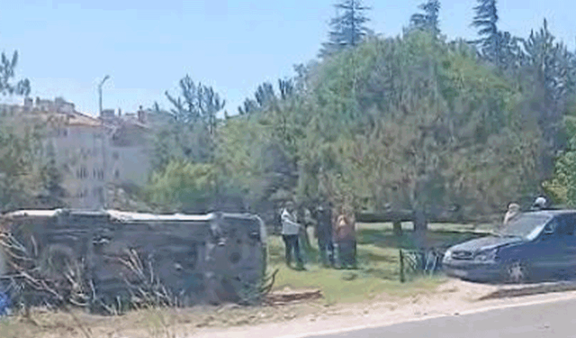 Eskişehir'de kontrolden çıkan otomobil yol kenarına devrildi
