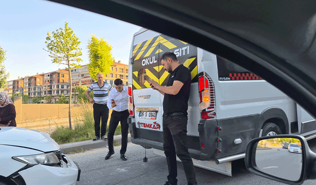 Eskişehir'de maddi hasarlı kaza: Otomobil servis aracına çarptı