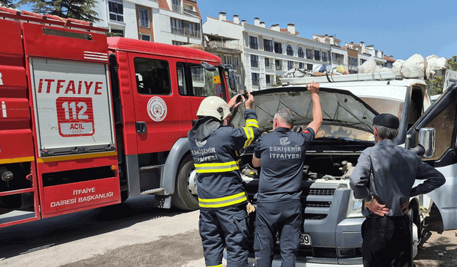 Eskişehir’de park halindeki araçta korkutan yangın: Nedeni navigasyon çıktı
