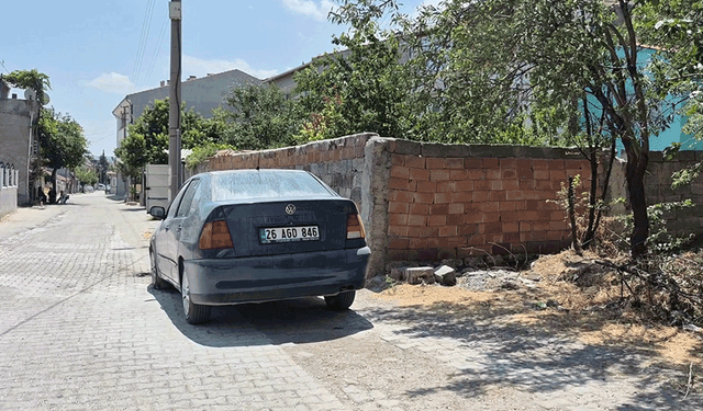 Eskişehir'de park halindeki otomobil alevlere teslim oldu